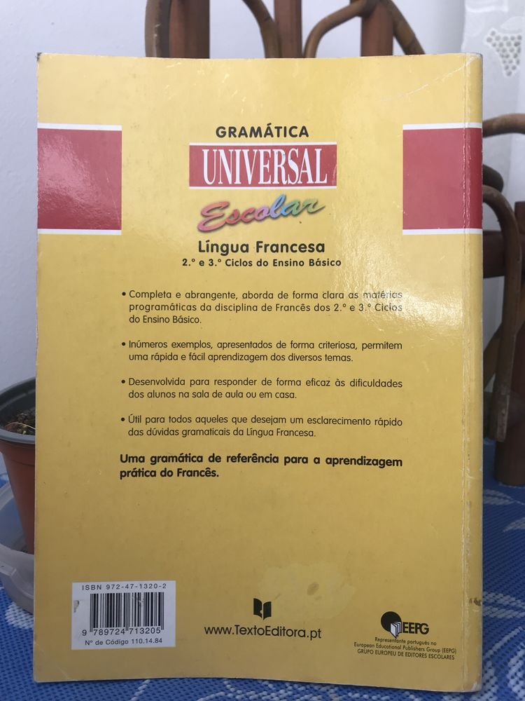 Livro de gramática da língua Francesa