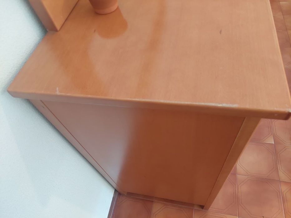 Conjunto mobiliário de sala com mesa de jantar e móveis de apoio