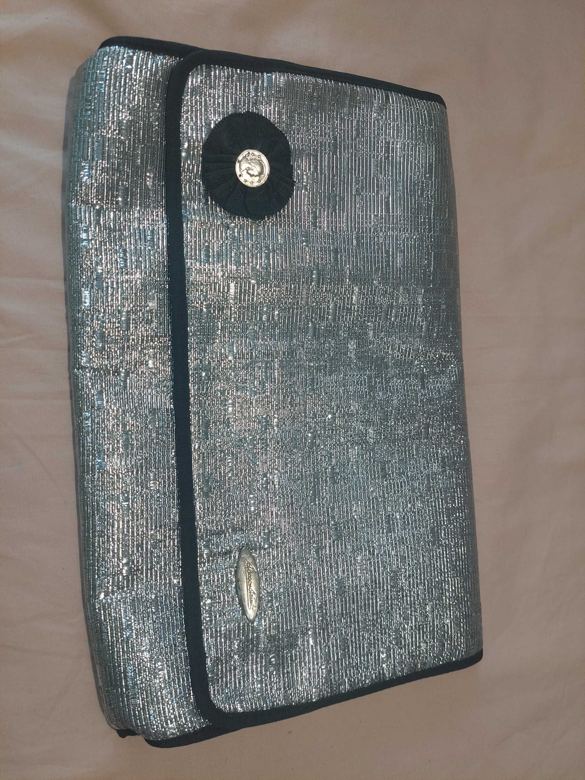 Mala prateada de mão (clutch) ou tiracolo