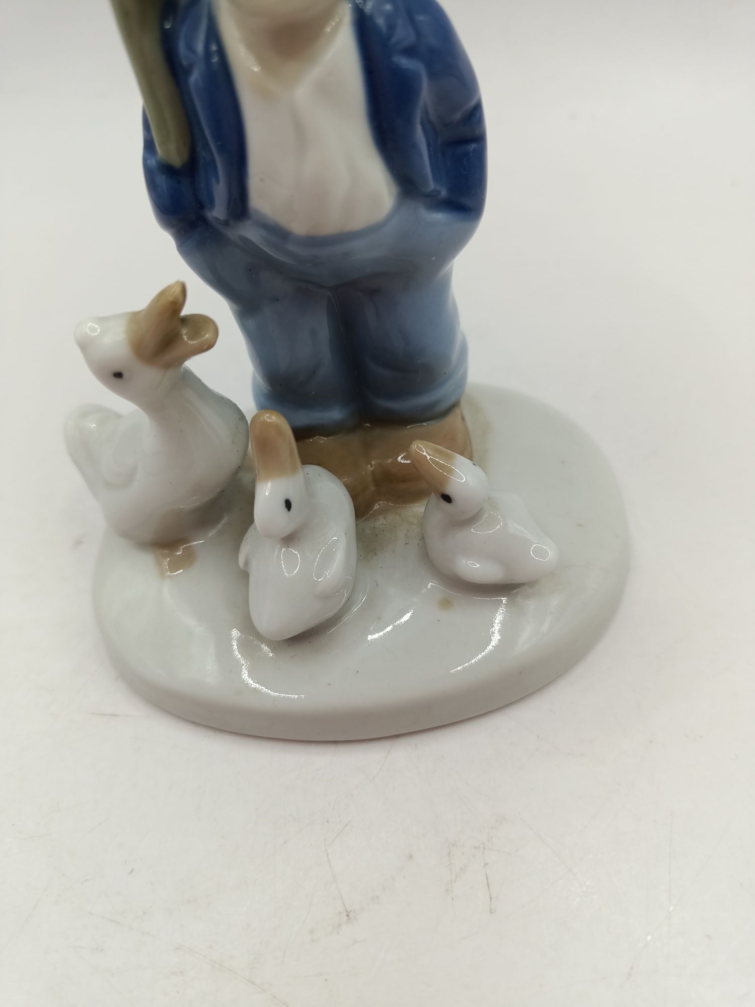 Porcelana figura Chłopiec z trzema gąskami