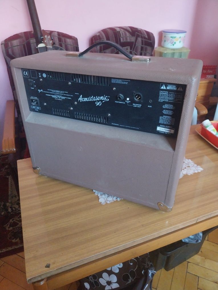 Sprzedam gitarę dwunastkę elektroakustyczną  że wzmacniaczem