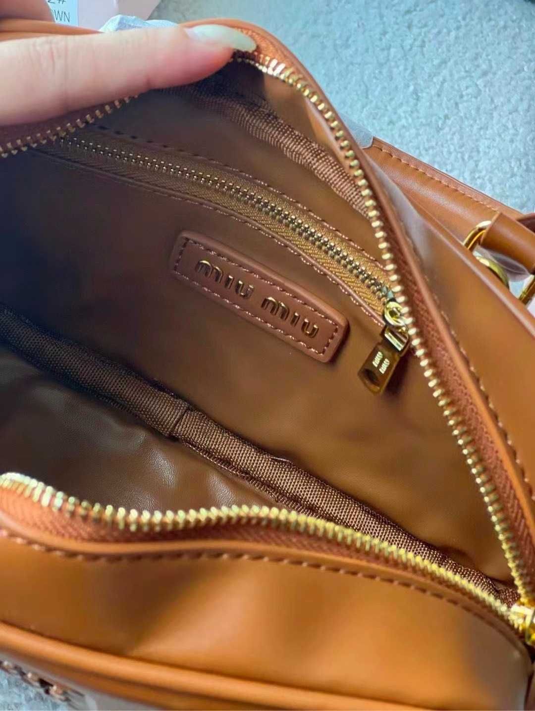 Aksamitny Brąz Miu Miu - Torebka z Ręcznie Szytymi Detalami