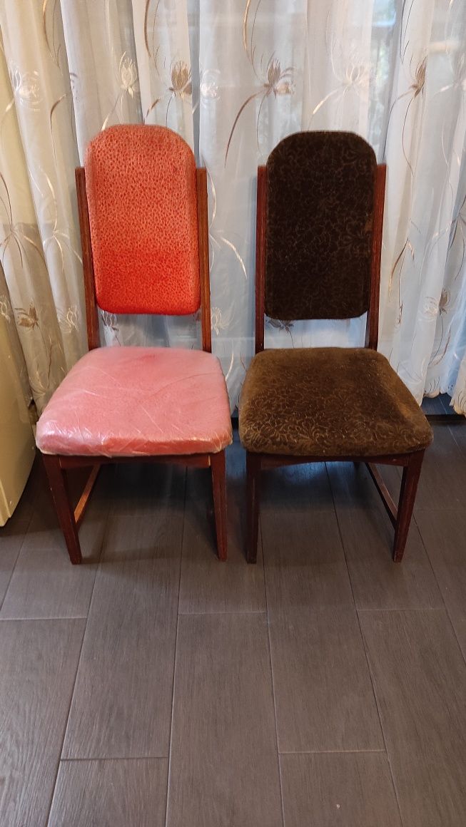 Два винтажных деревянных стула.