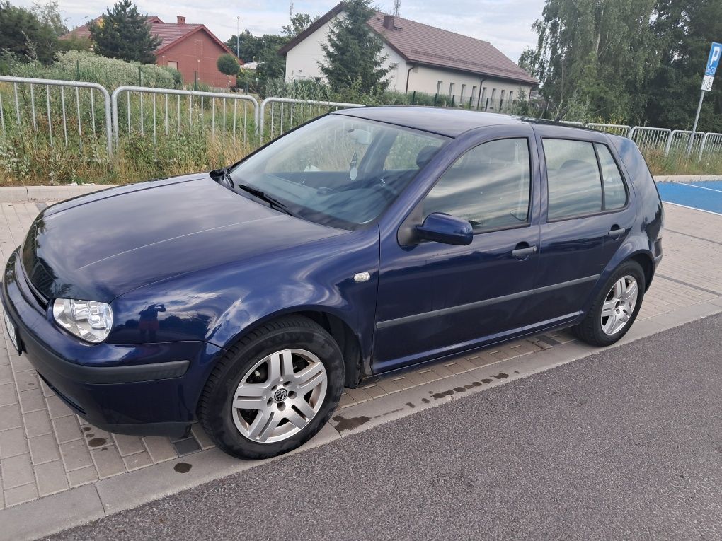 Sprzedam Volkswagena Golfa 4  1,6