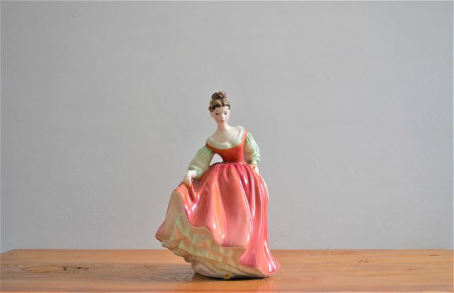 Figurka porcelanowa Dama- Royal Doulton- Fair Lady Red 1962