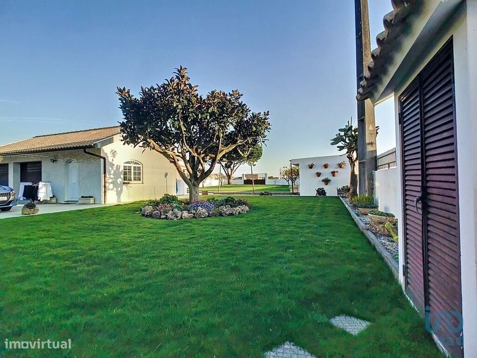 Casa de Campo T4 em Válega de 359,00 m2