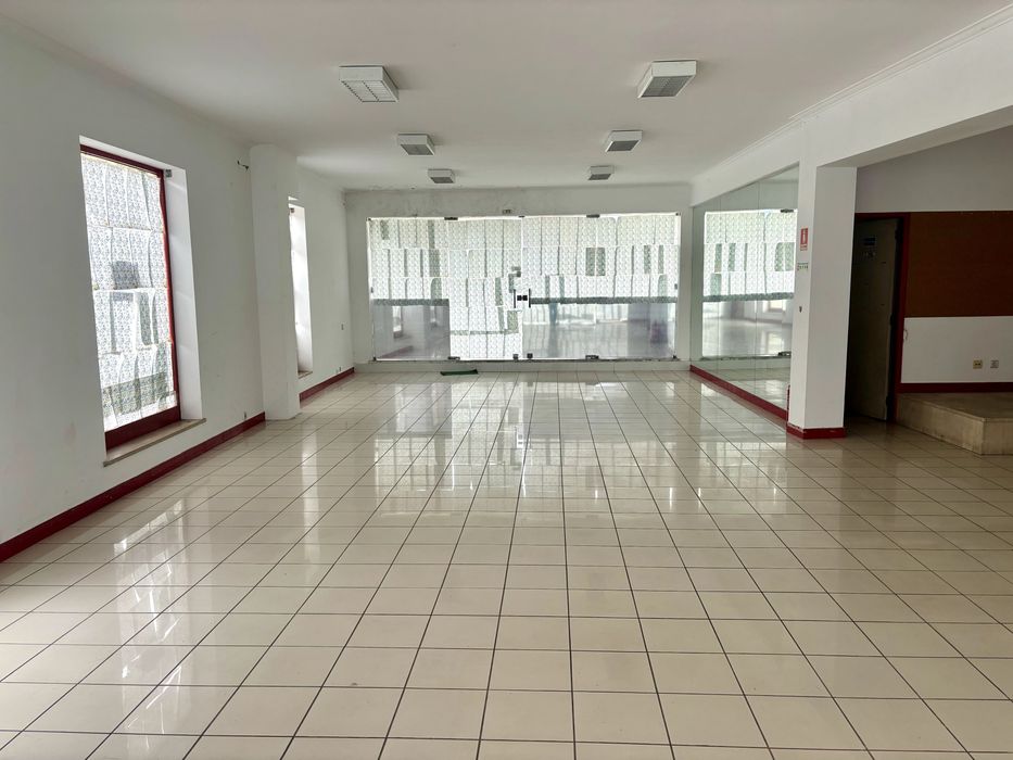 Arrenda-se Loja com Armazém