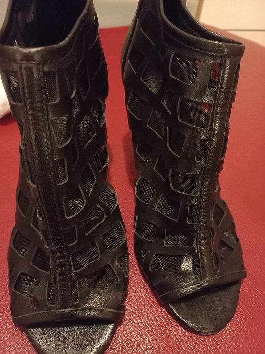 Sapatos pretos em pele