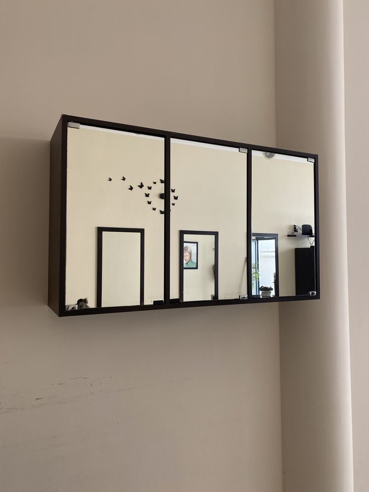 Armario de parede com portas de espelhos