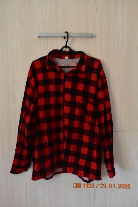 czerwona koszula w krate