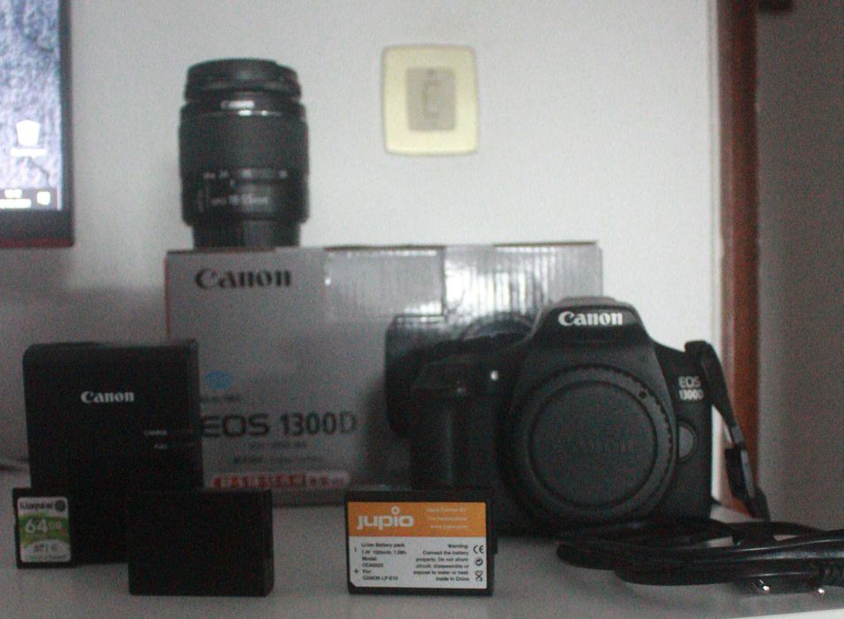 Máquina Fotográfica Reflex CANON EOS 1300D 18-55IS