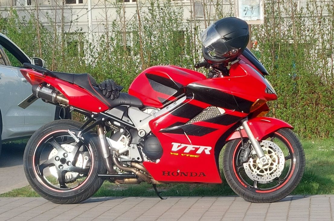 Honda vfr 800 vtec v4, wyjątkowe malowanie