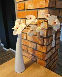 Biały, ceramiczny wazon z kwiatem orchidei