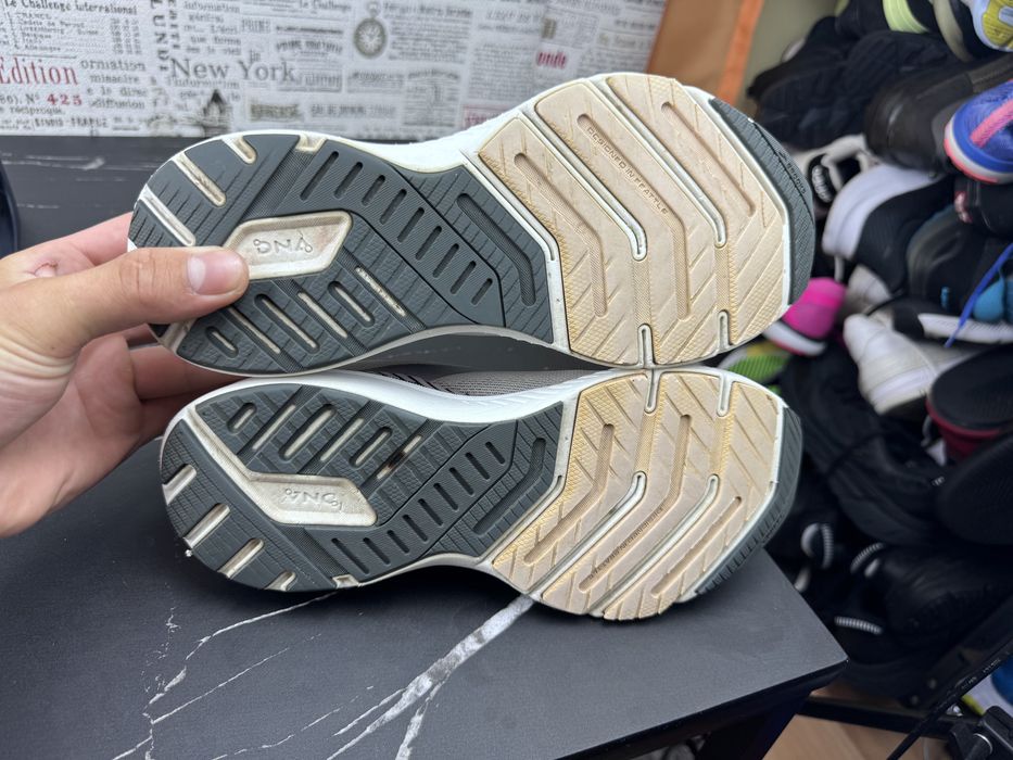 Кросівки Brooks Launch GTS Розмір 38 Взуття
