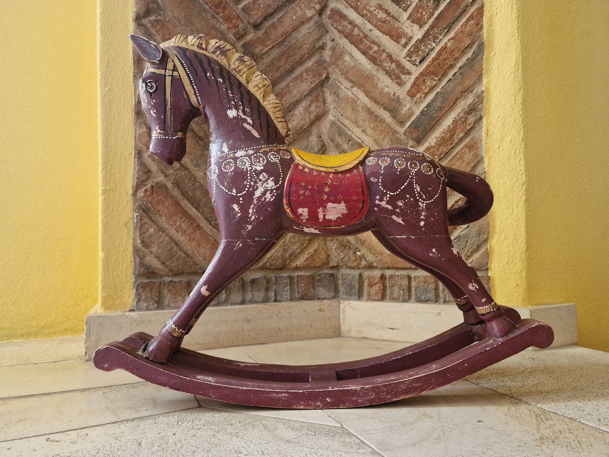 Cavalo em madeira baloiço antigo