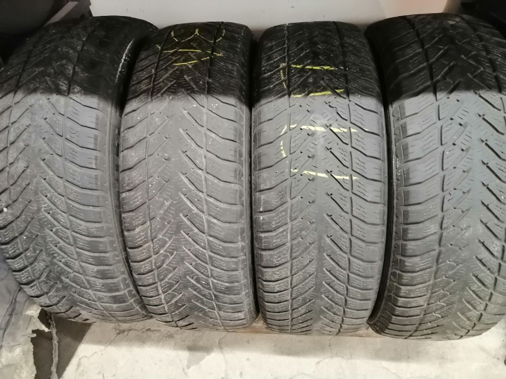 Зимові шини Goodyear 235x60r18