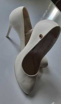 Жіночі туфлі білі розмір 38-39