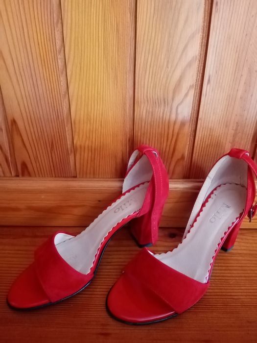 Buty na obcasie, czółenka czerwone