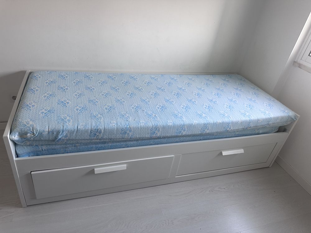 Cama com colchao , meio corpo