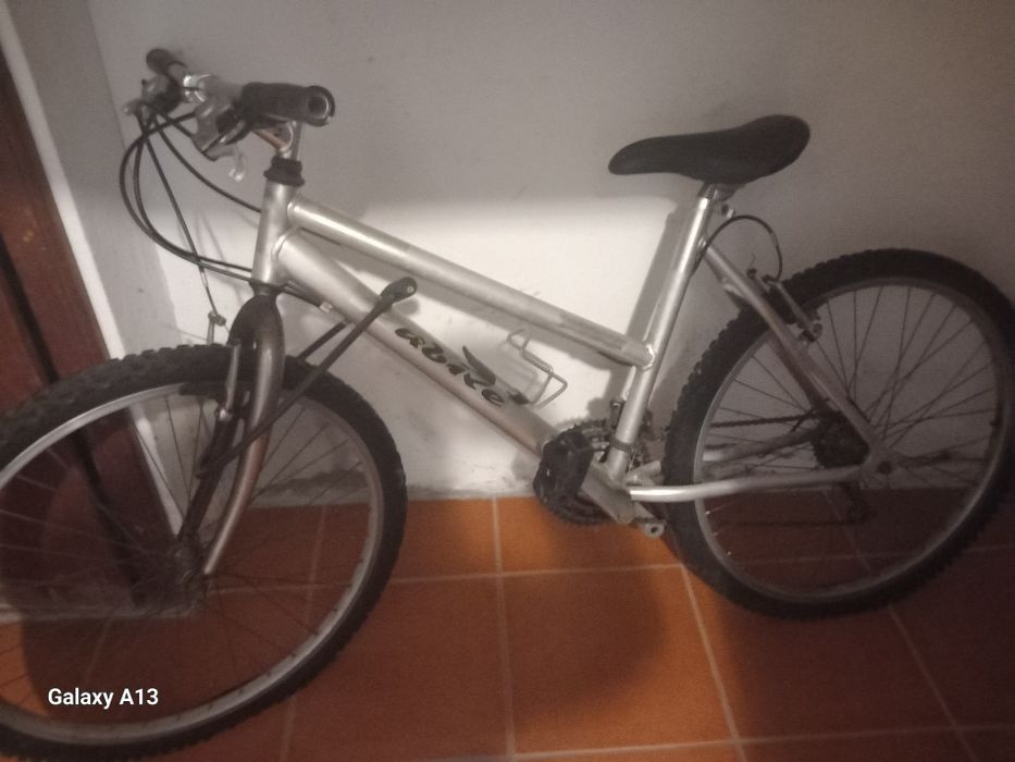 Bicicleta usada mas a funcionar bem