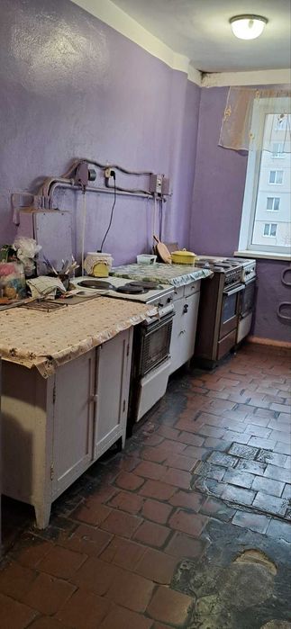 Продам 2 кімнатну квартиру у гуртожитку в Центрі Чугуєва  38 м.кв.