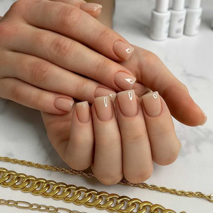 Маникюр, наращивание ресниц