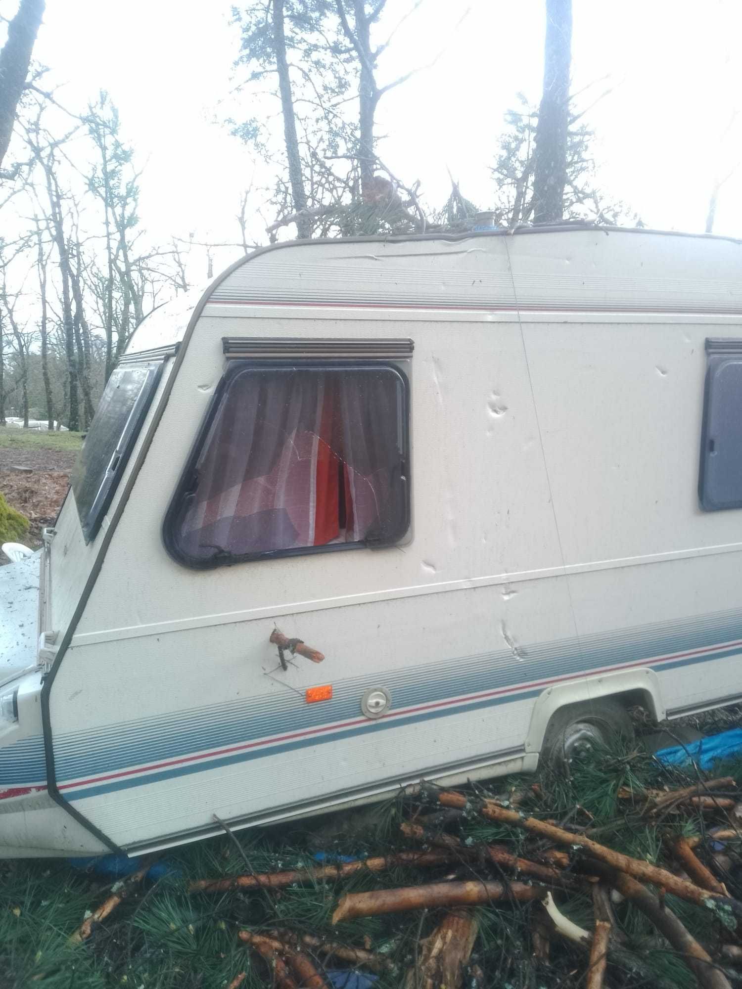 Vendo caravana danificada, com documentos