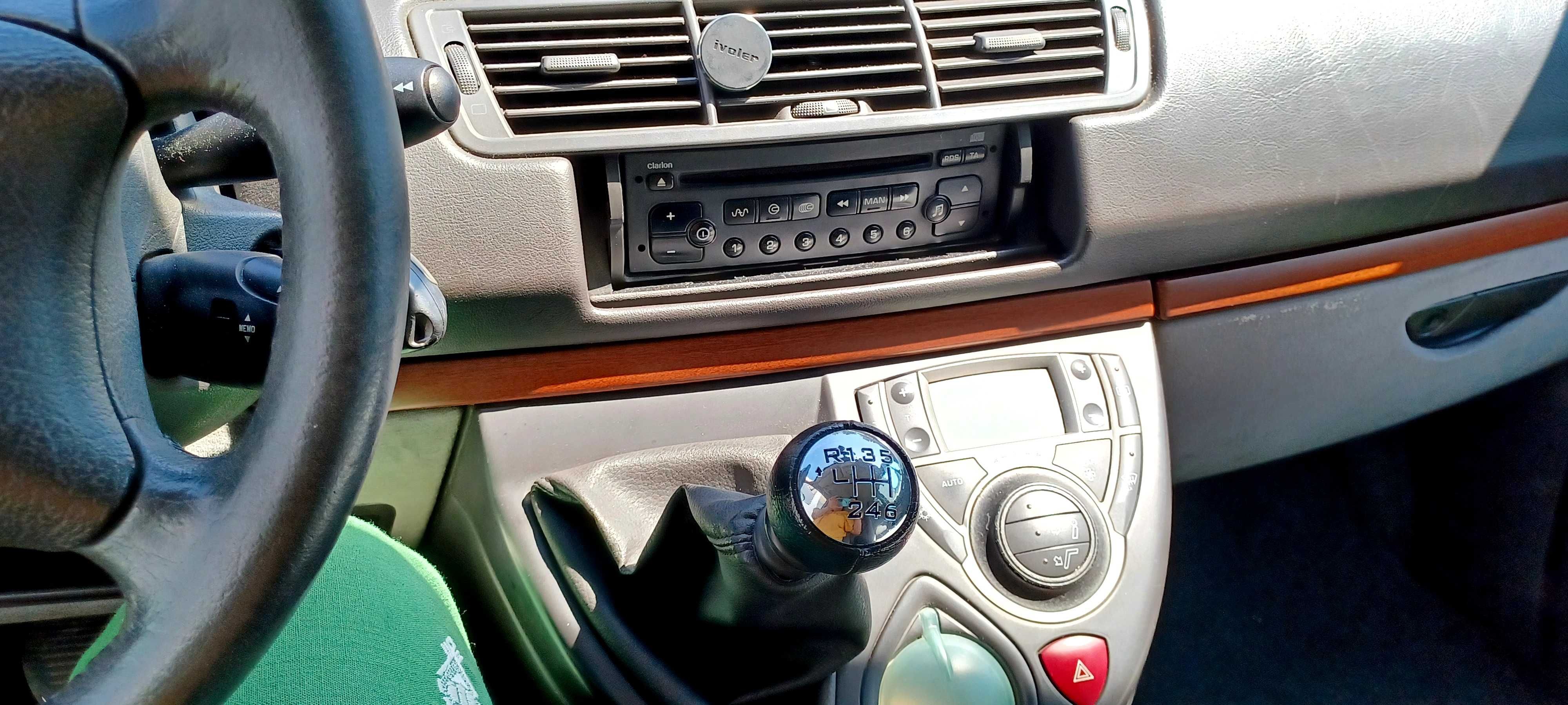 Vendo Citroën C8 de 2005 - para quem procura um projeto ou peças.