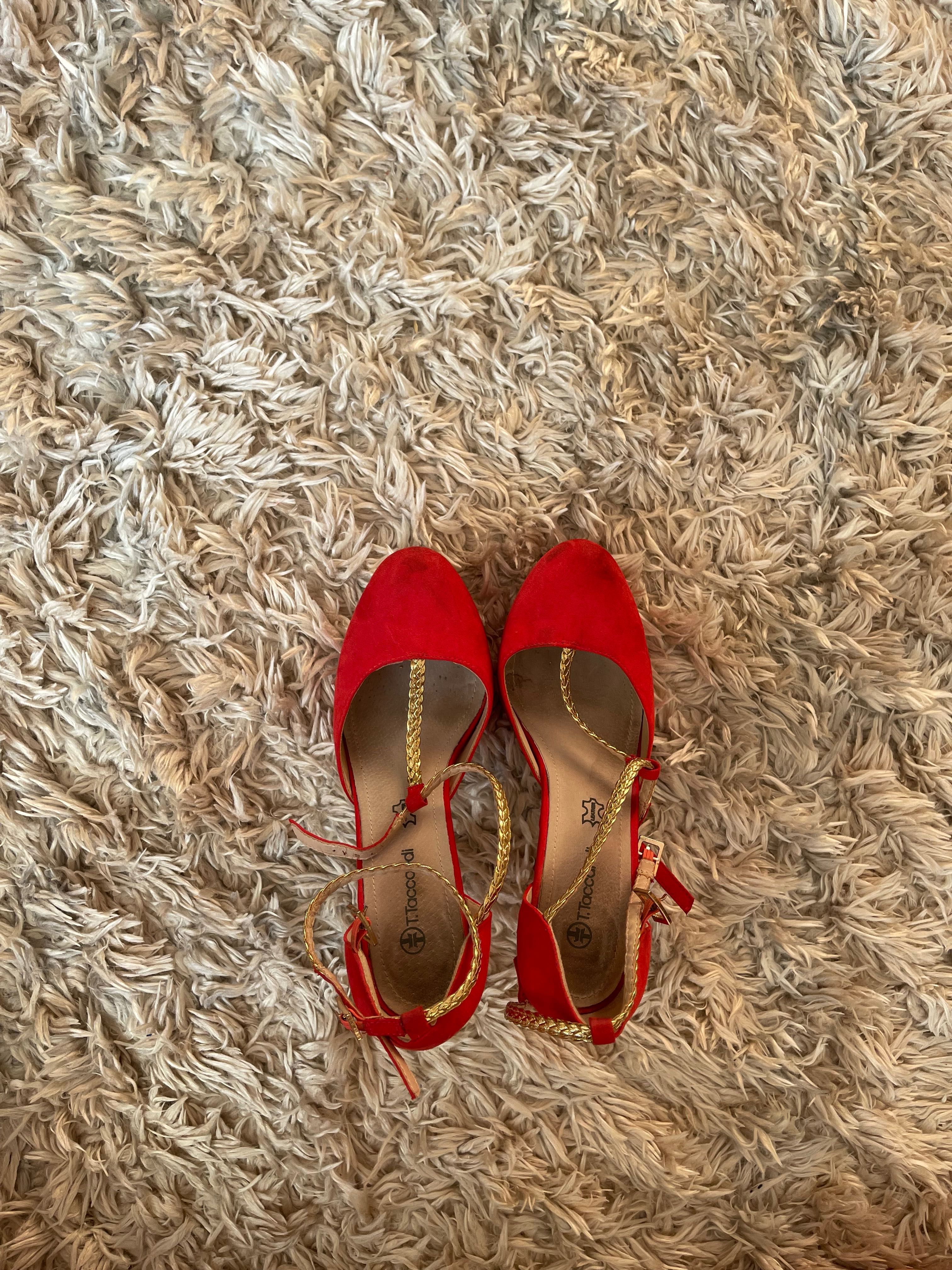 Туфлі червоні на шпильці
