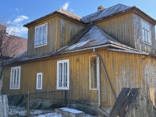 Dom, drewniany budynek mieszkalny do rozbiórki
