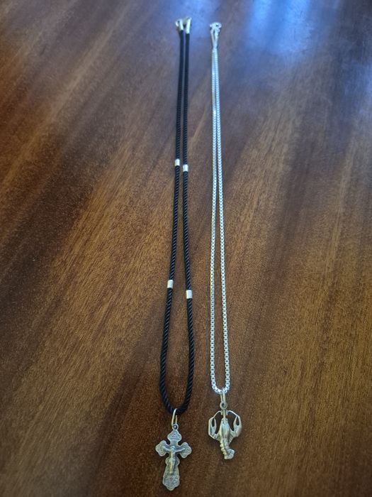 Ланцюжок з підвіскою. І шнурок з хрестиком.