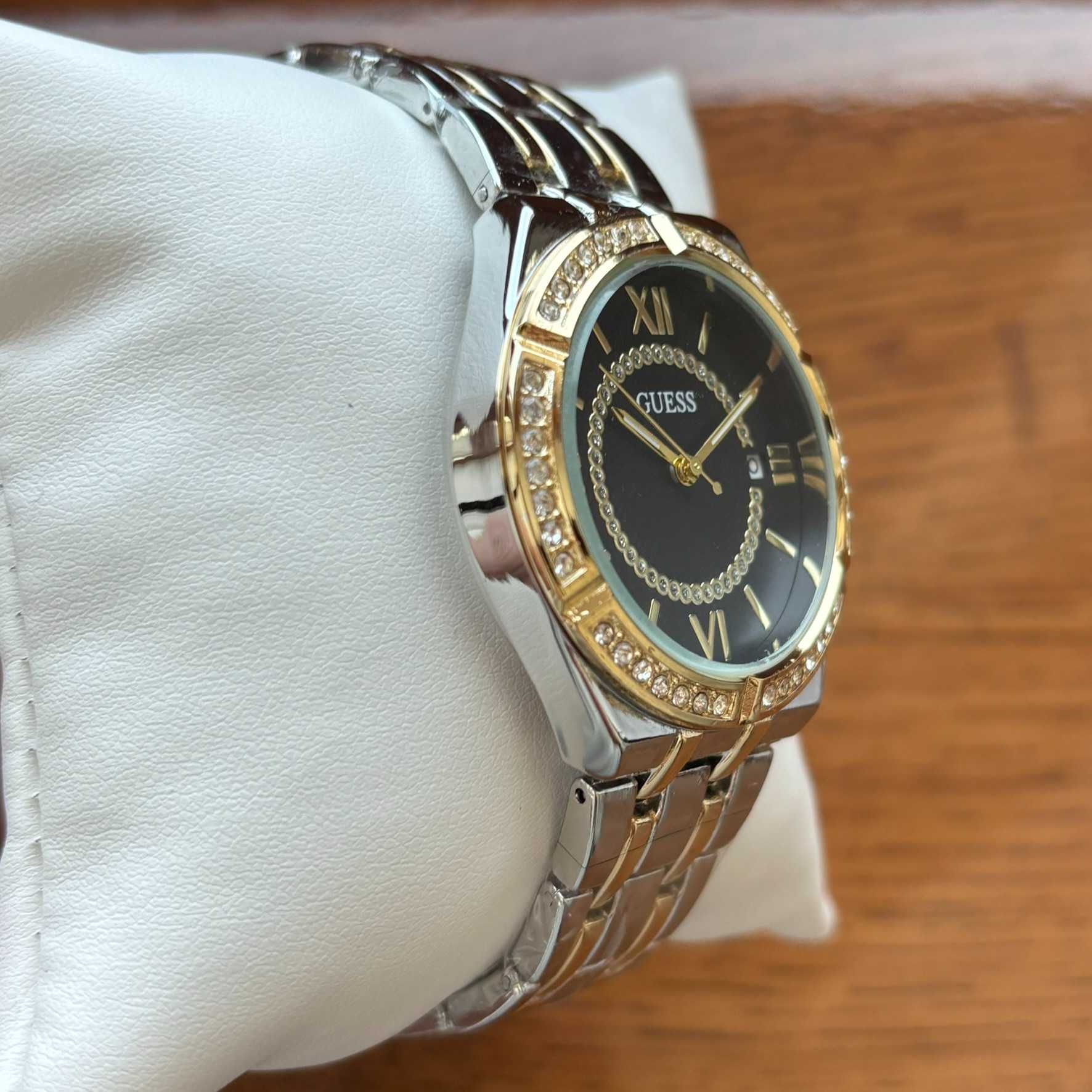 Жіночий годинник на браслеті Guess комбінованого кольору