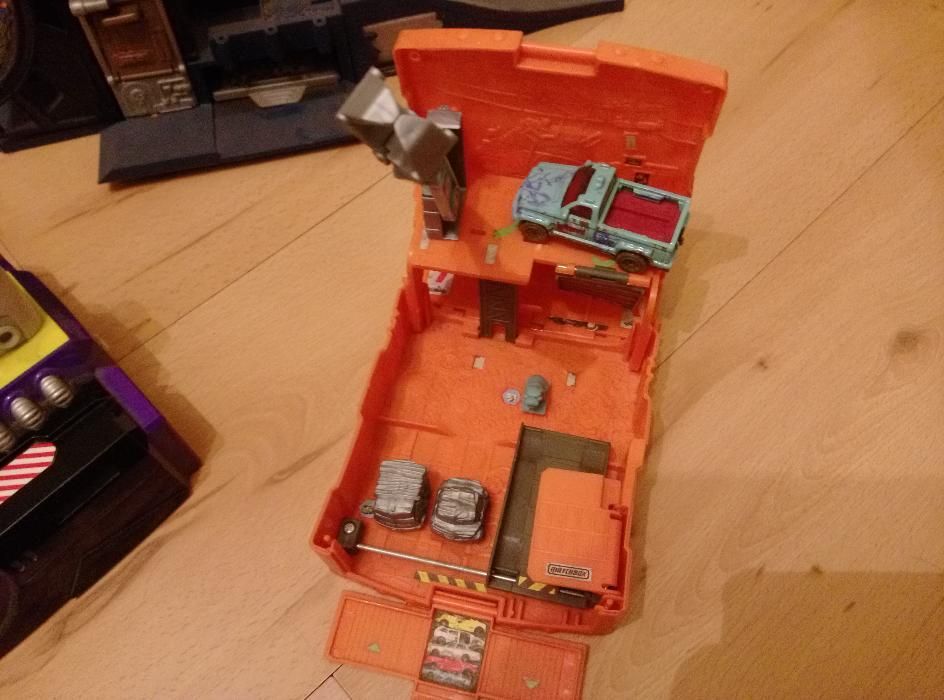 Tory Hot Wheels,złomowiec i pojazd kosmiczny z wyrzutnią Matchbox