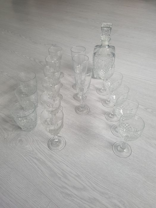 Copos com pé e garrafa