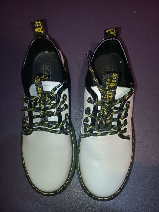 Продаються черевики