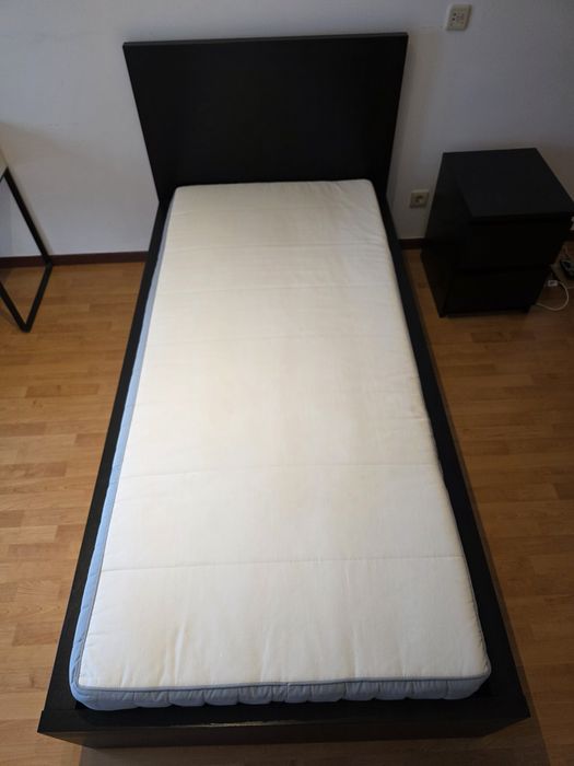 Cama preta e colchão solteiro