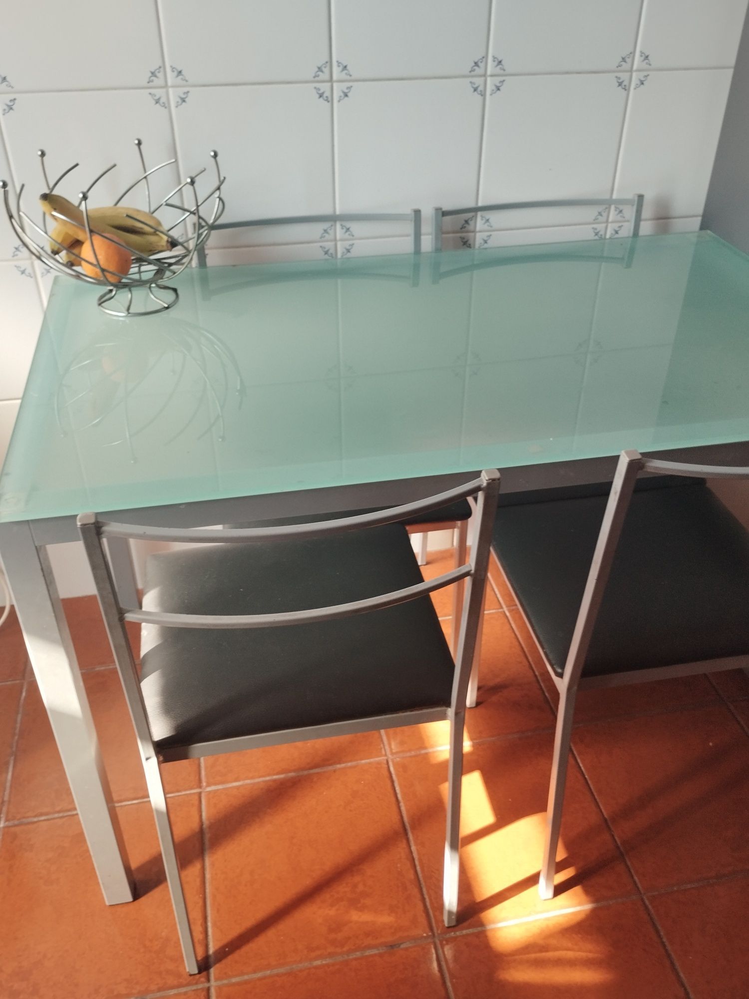 Mesa de cozinha e cadeiras