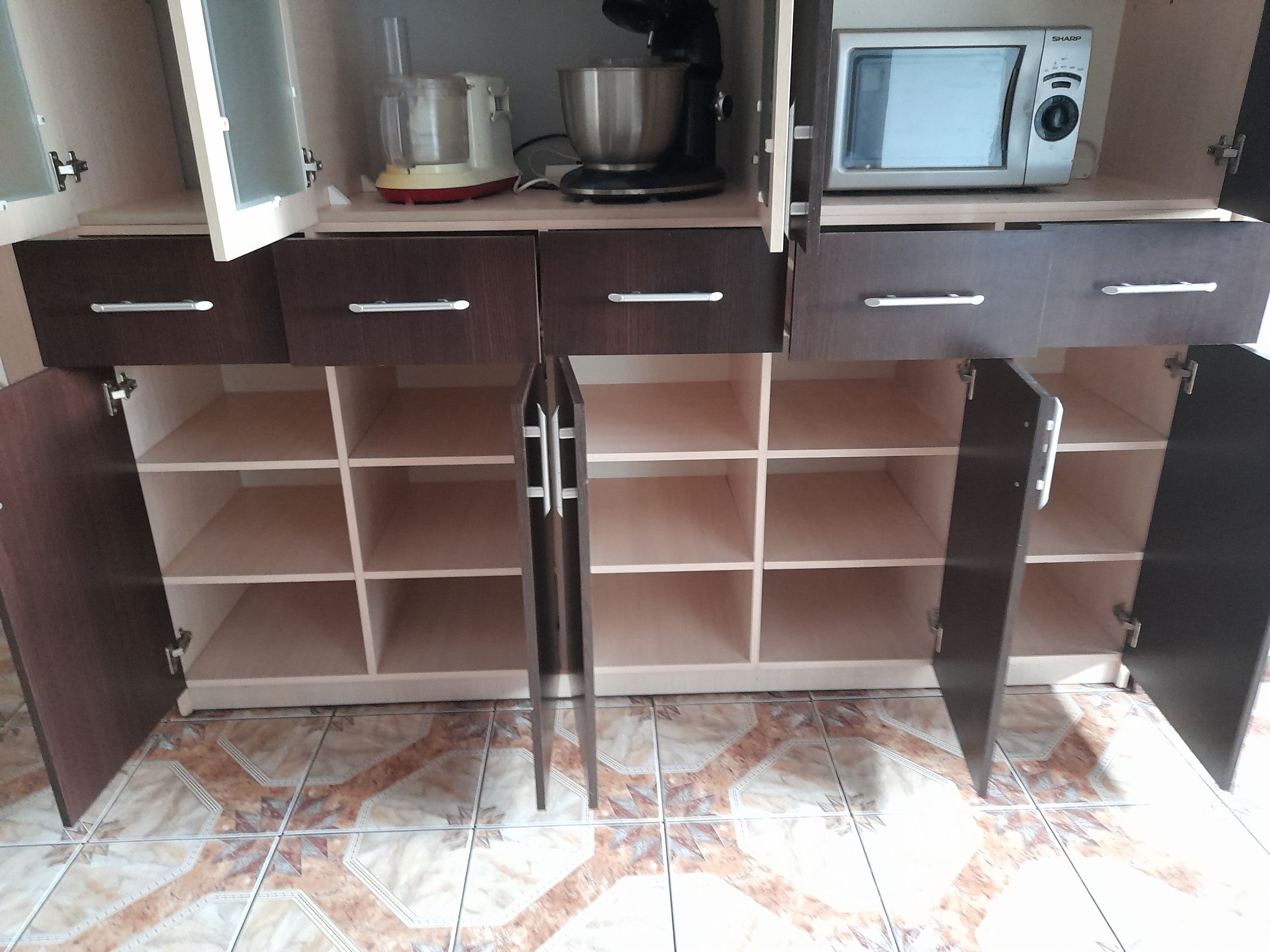 Meble kuchenne lub pokojowe