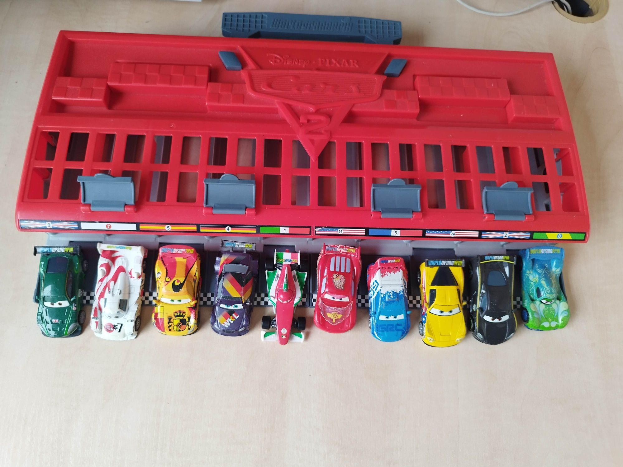 Auta Cars zestaw 10 pojazdów z wyrzutnią wyścigową Mattel ZygZak Ziu
