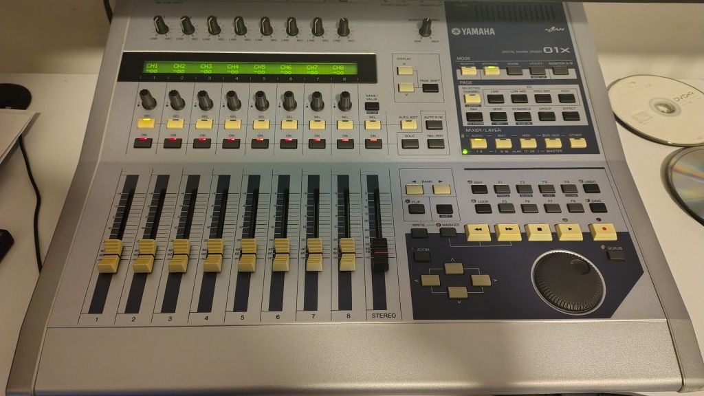 Yamaha 01x interfejs audio na złączu Firewire z cyfrowym mikserem