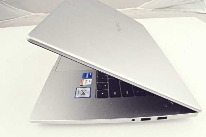 Huawei MateBook D15 2021 / 15,6" / Intel Core i5 8 GB / 512 GB