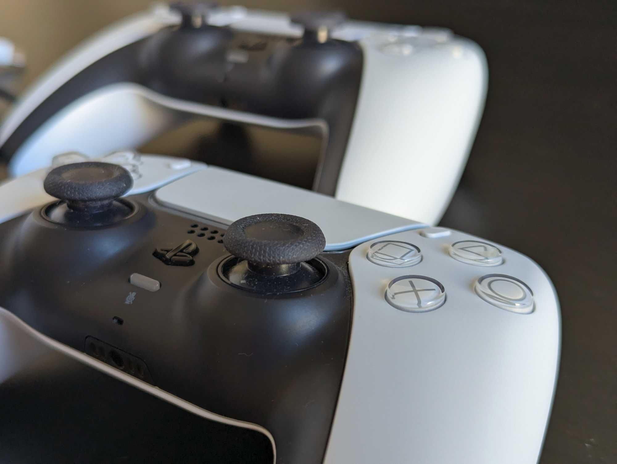 PlayStation 5 825GB (edição disco) com caixa, dois comandos e FIFA 22