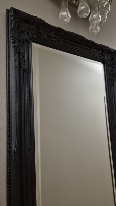 Lustro w czarnej w ozdobnej ramie