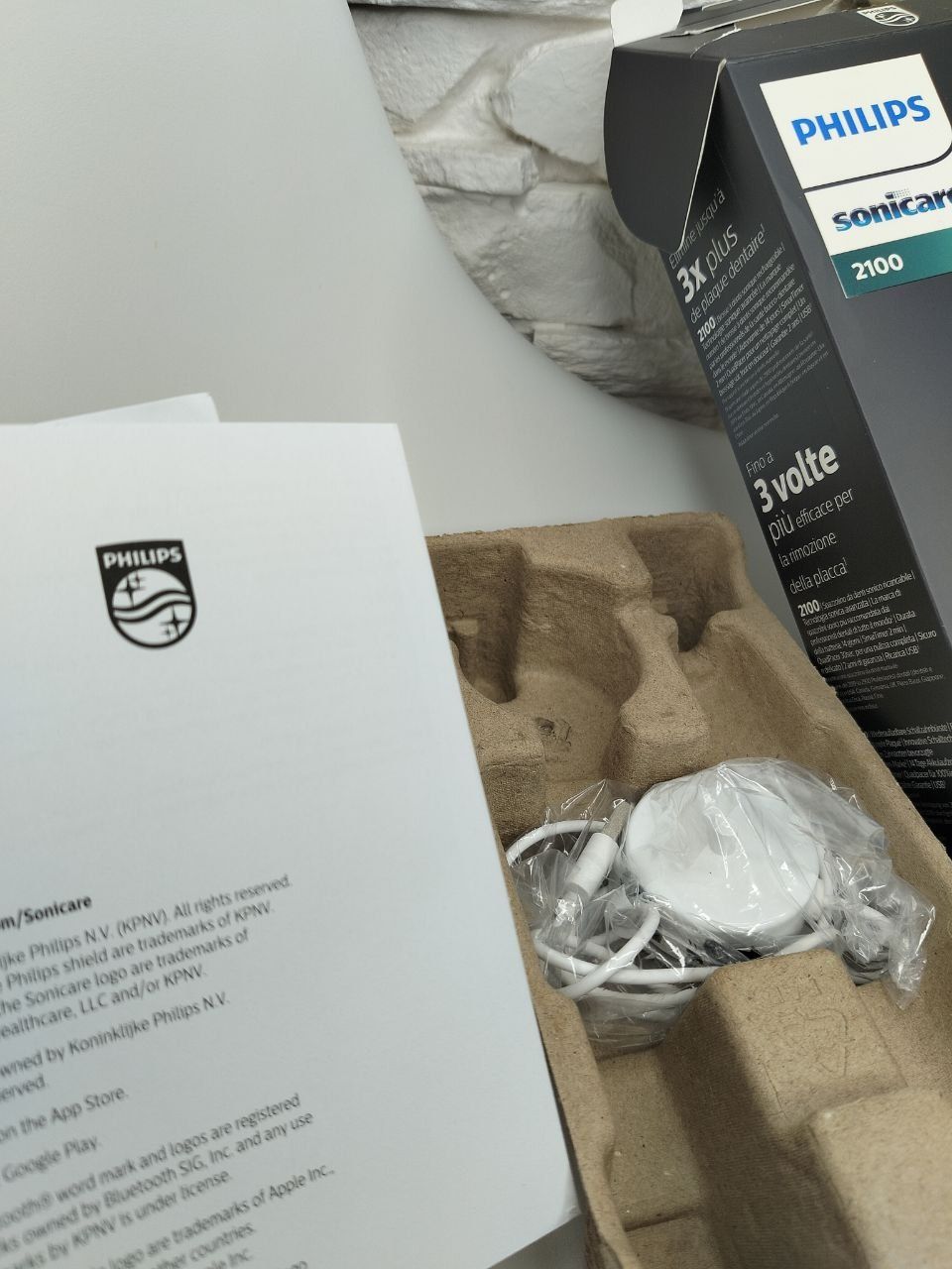Електрична зубна щітка Philips sonicare 2100
