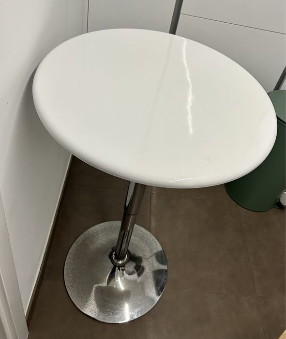 Mesa ajustável em altura em branco