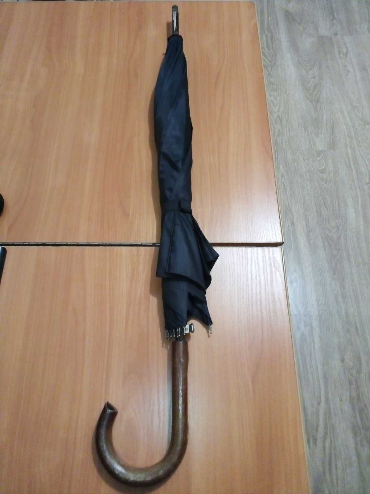 Два зонта (мужской и женский).