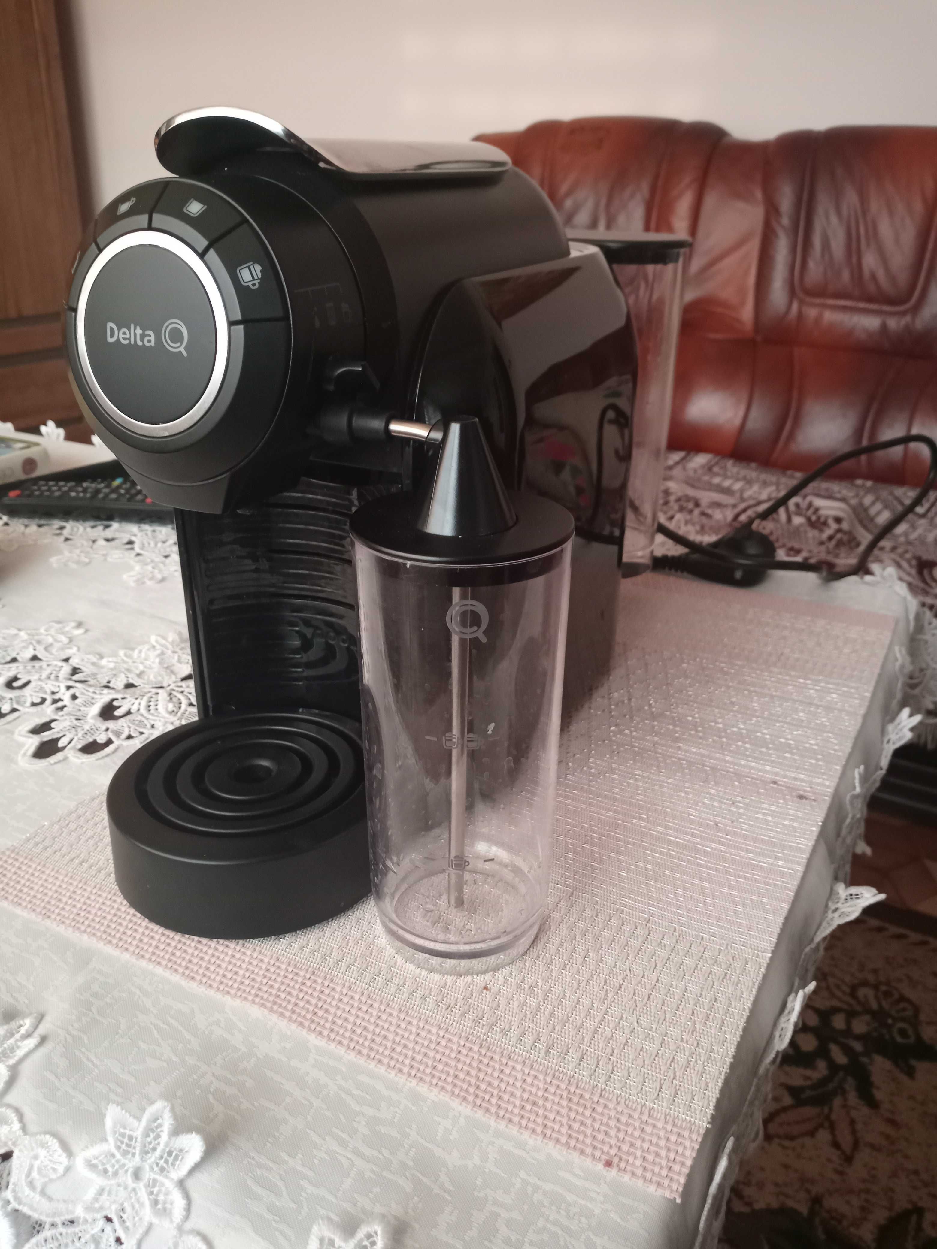 Ekspres do kawy ze spieniaczem do mleka DELTA Q