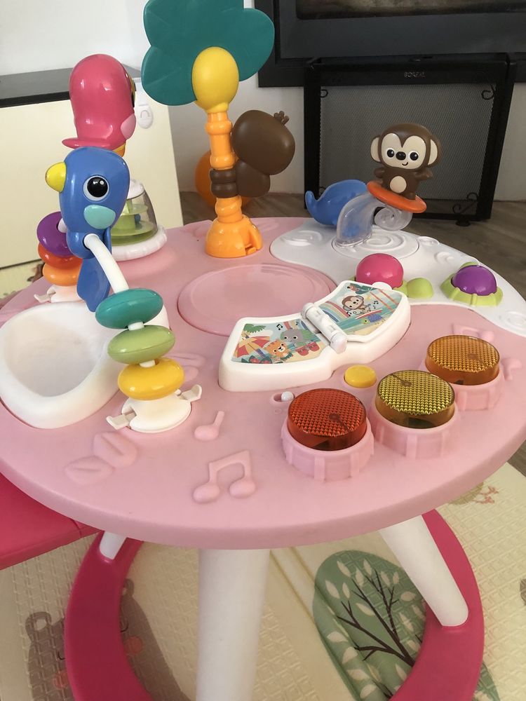 Mesa de atividades com assento