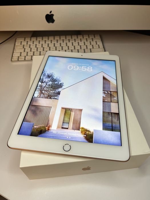 iPad 6. generacja 128 GB Wi-Fi + Cellular + Etui z klawiaturą