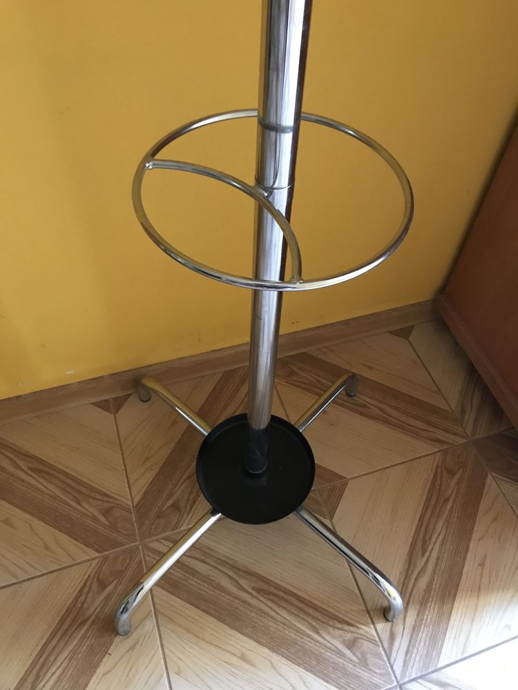 Solidny wieszak na ubrania stojący srebrny